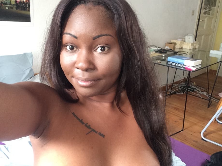 Sharon écarte son énorme cul ébène sur des draps de soie et taquine vêtue d'une lingerie noire transparente à l'extérieur - 2