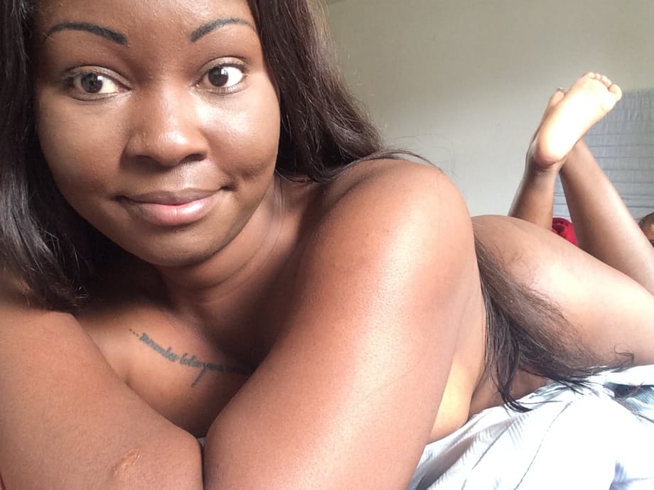 Sharon écarte son énorme cul ébène sur des draps de soie et taquine vêtue d'une lingerie noire transparente à l'extérieur - 3