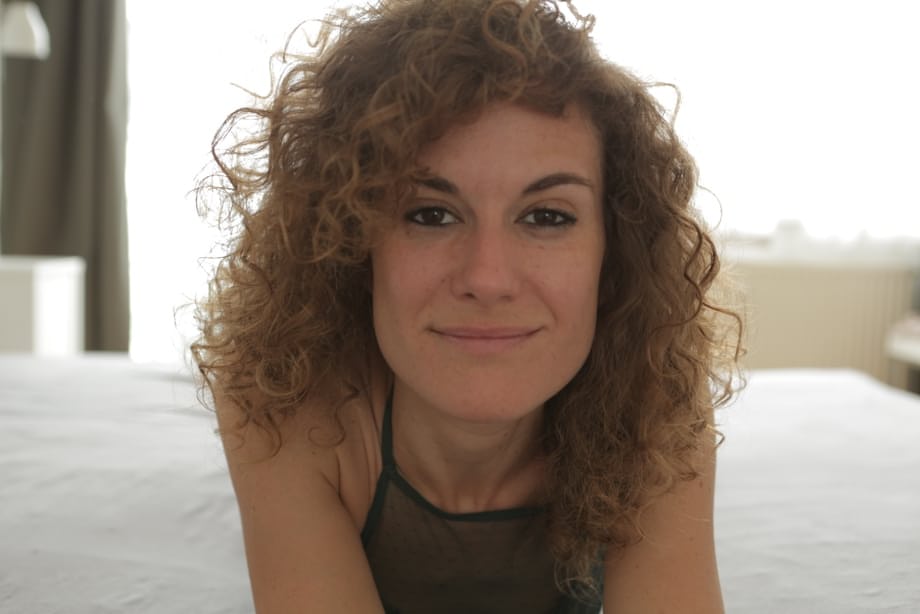 La tentatrice frisée et dévergondée de Bruna exhibe son corps nu dans un teasing torride en solo - 9