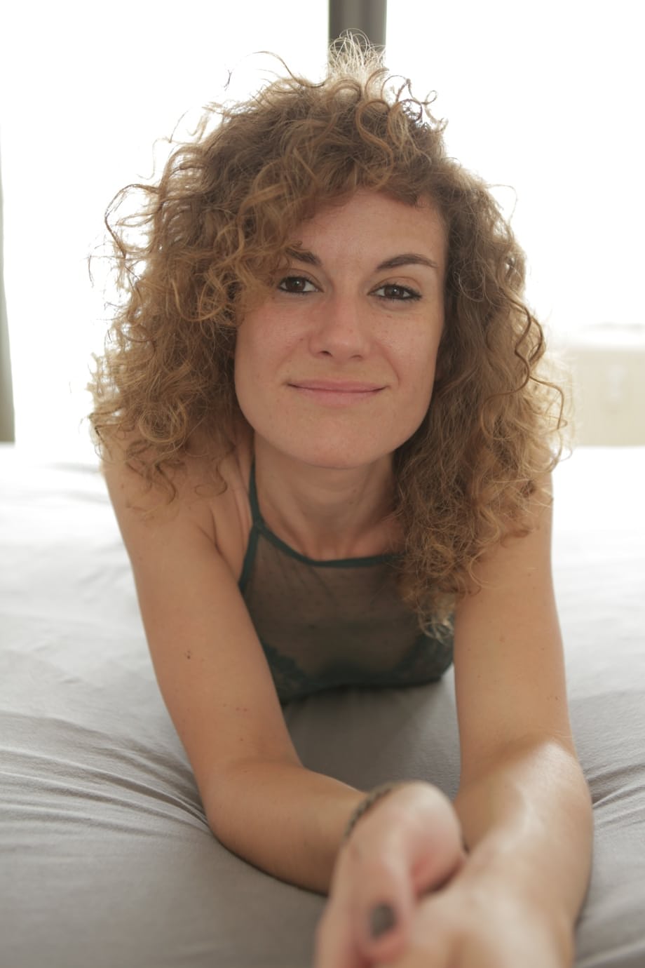 La tentatrice frisée et dévergondée de Bruna exhibe son corps nu dans un teasing torride en solo - 10