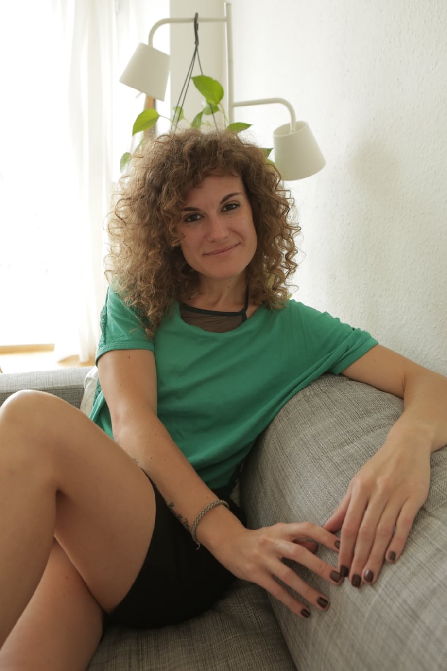 La tentatrice frisée et dévergondée de Bruna exhibe son corps nu dans un teasing torride en solo - 18