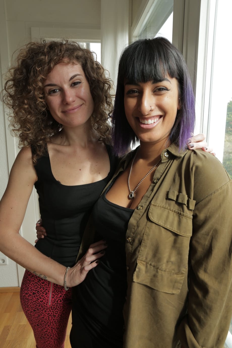Bruna et Kali explorent leur passion dans une séance torride de baisers profonds et câlins lesbiens - 20