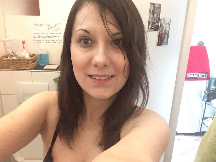 Ina pequeña se desnuda por completo mostrando tetas diminutas en poses eróticas - 1