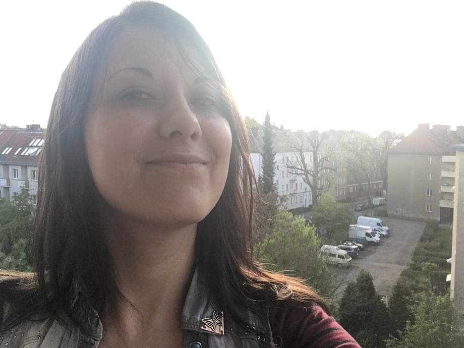 Ina pequeña se desnuda por completo mostrando tetas diminutas en poses eróticas - 4