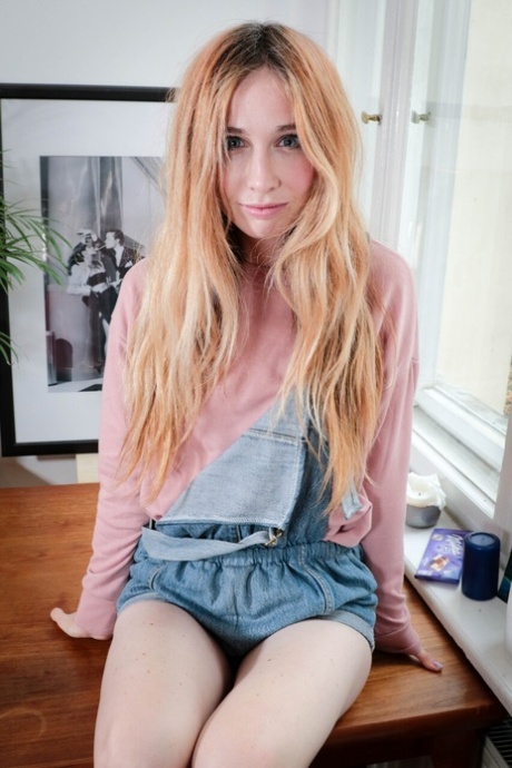 Amba se desnuda, mostrando su piel tatuada abierta para un juego sucio y crudo - 1