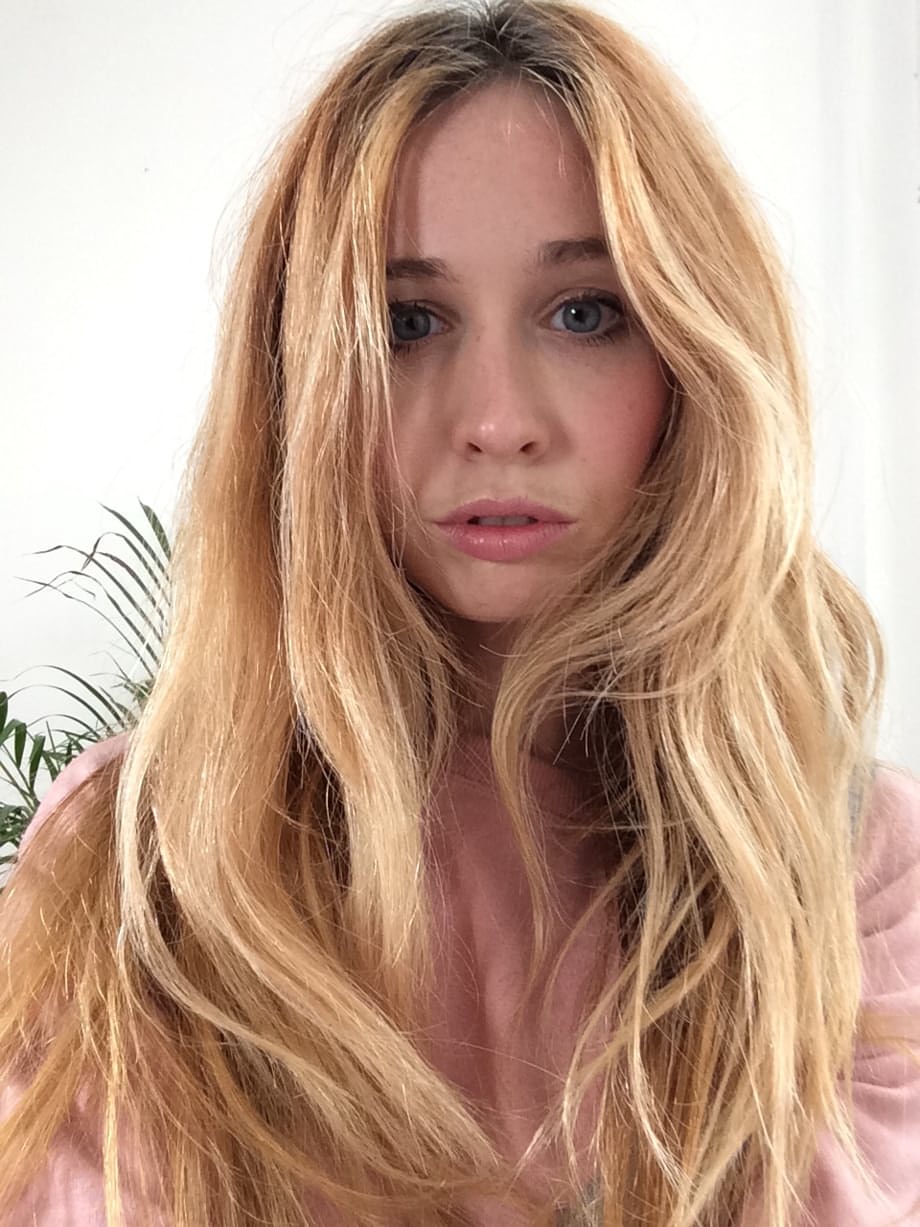 Amba se desnuda, mostrando su piel tatuada abierta para un juego sucio y crudo - 18