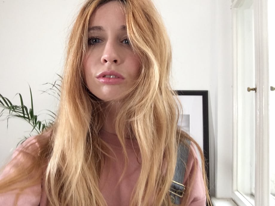 Amba se desnuda, mostrando su piel tatuada abierta para un juego sucio y crudo - 19
