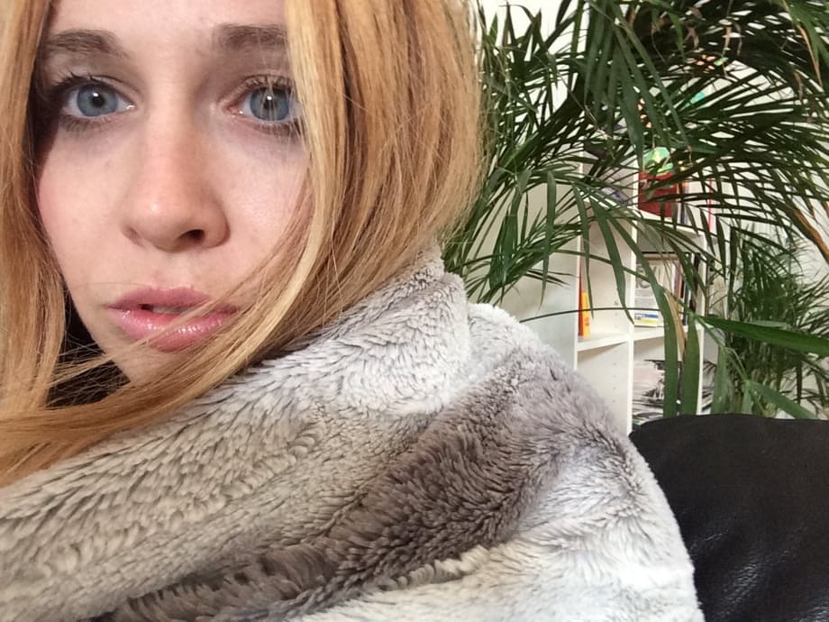 Amba se desnuda, mostrando su piel tatuada abierta para un juego sucio y crudo - 21