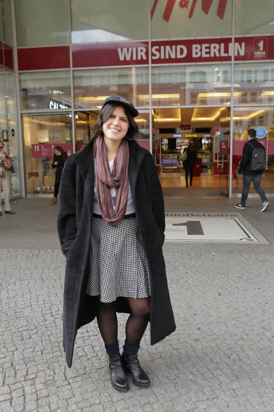 Beatrix shows her plump curves naked on soft sheets then teases in streetwear around Berlin - 18