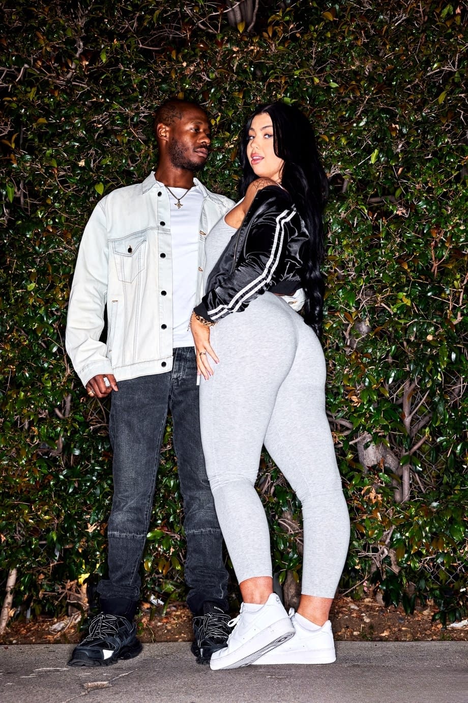La voluptuosa zorra Holly Day se quita el sostén y el tanga para entregarse a la pasión interracial - 1