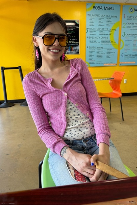 Angel Windell se arquea eróticamente en tacones exponiendo su tentador, flexible y apretado coñito - 21