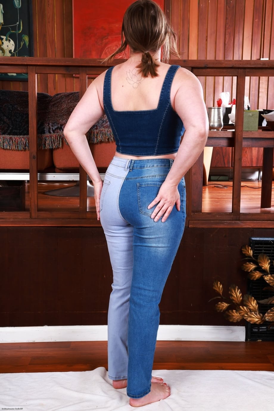Riley Nixon rivela le sue curve massicce, le sue aperture depilate e le dita dei piedi che si contorcono in uno striptease amatoriale sporco - 2