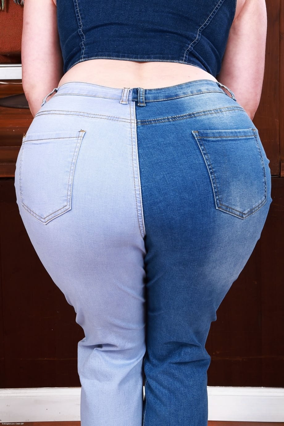 Riley Nixon rivela le sue curve massicce, le sue aperture depilate e le dita dei piedi che si contorcono in uno striptease amatoriale sporco - 3