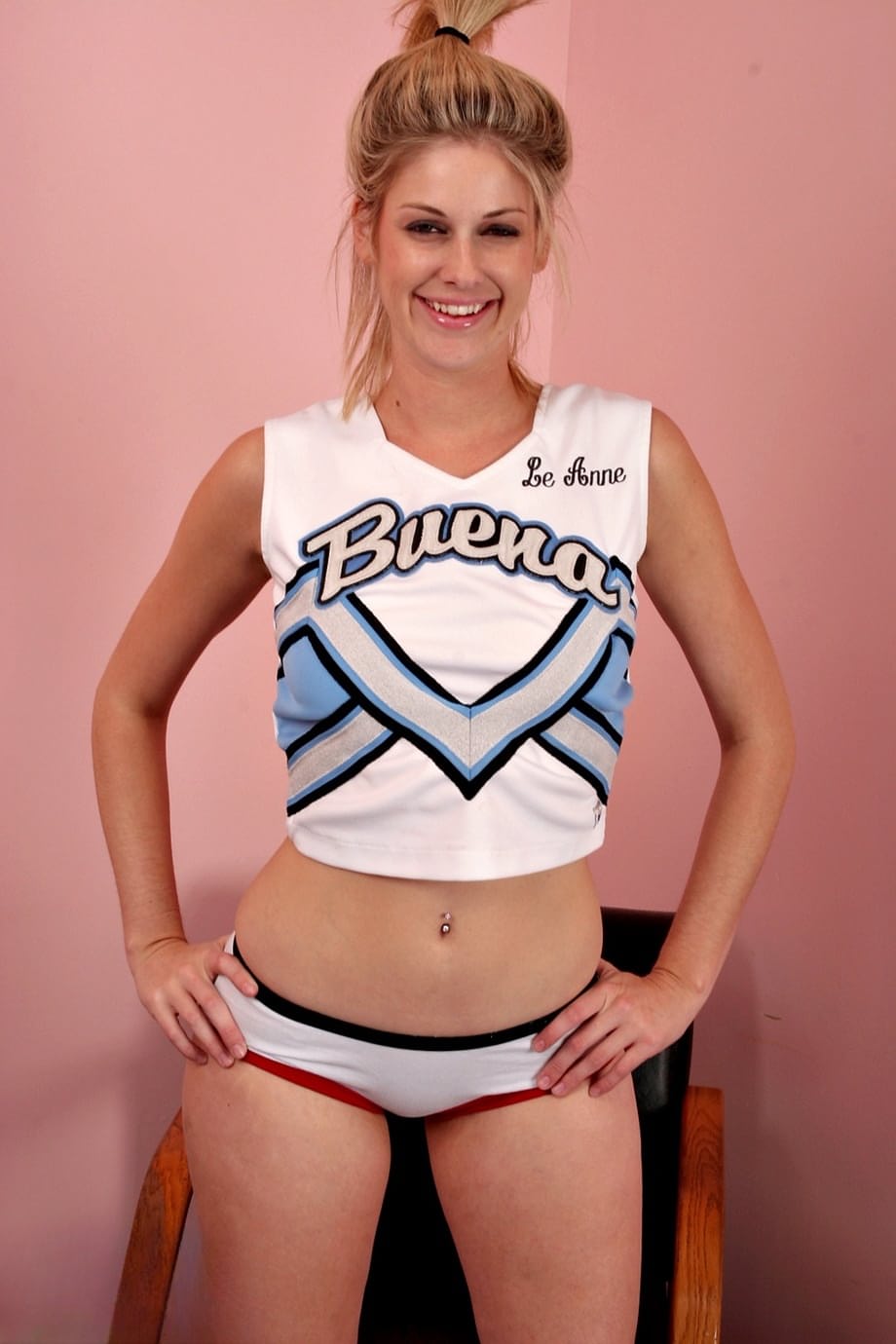 Les jeunes seins fermes de Fayth DeLuca et son cul juteux vous excitent en uniforme - 6