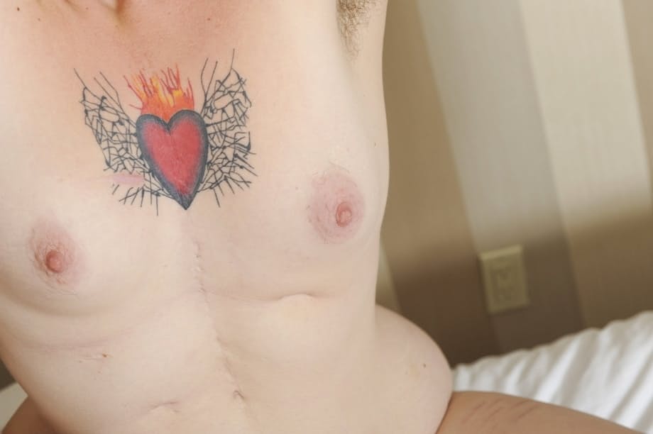 Elena se déshabille audacieusement complètement nue et écarte sa chatte rasée dans une performance solo lascive - 10