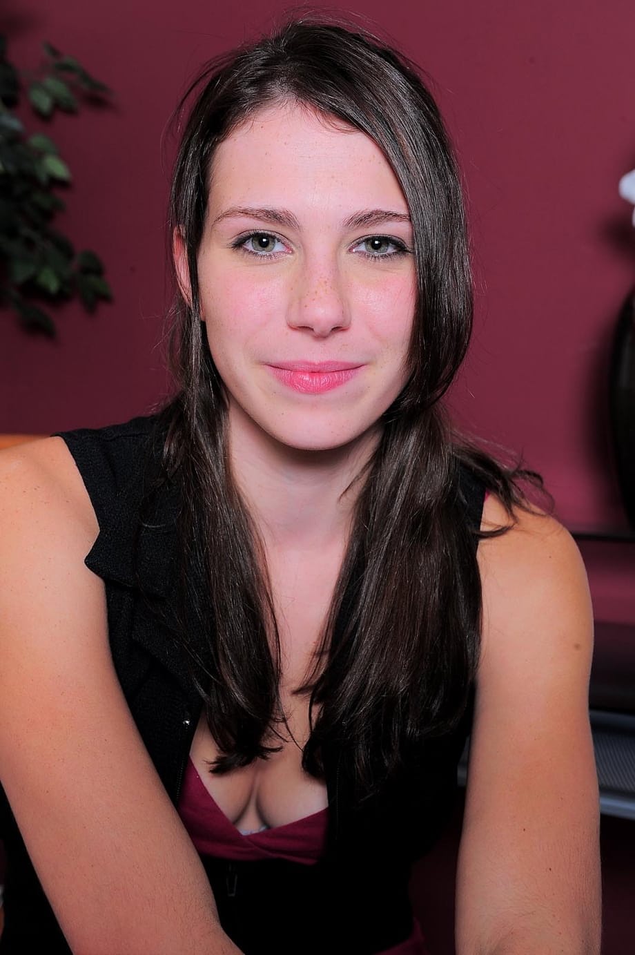 Curvy naked amateur Aubrey Lee stretches glistening shaved snatch in explicit close-up - 2