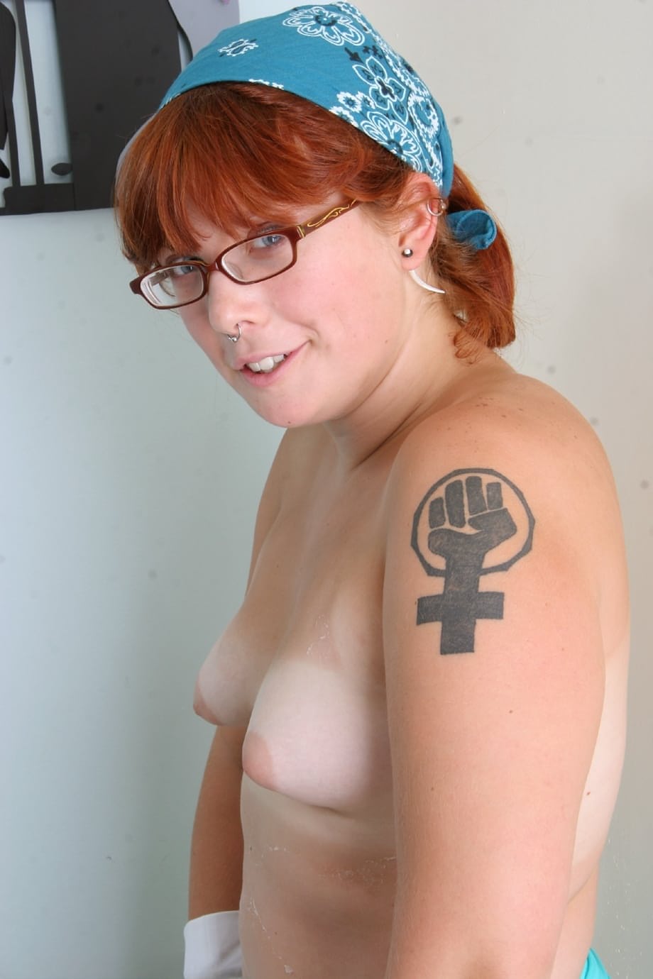 Sissy, la rousse plantureuse, exhibe ses aisselles poilues et son buisson touffu tout en doigattant sa chatte ruisselante - 5