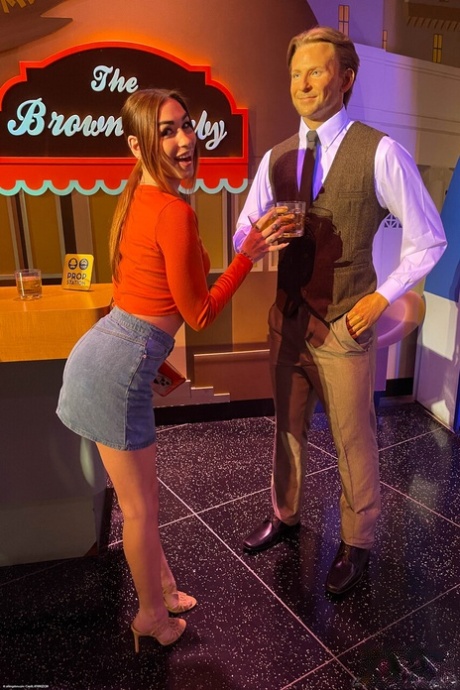 La sensual pelirroja Delilah Day revela provocativamente su húmeda raja suave en poses en solitario explícitas - 19