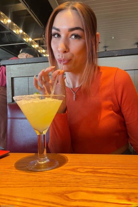 La sensual pelirroja Delilah Day revela provocativamente su húmeda raja suave en poses en solitario explícitas - 21