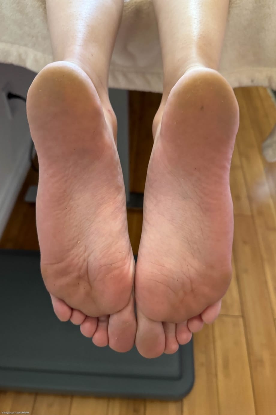 Emily Jade séduit dans un spectacle torride à la jambe étirée entièrement nue - 16