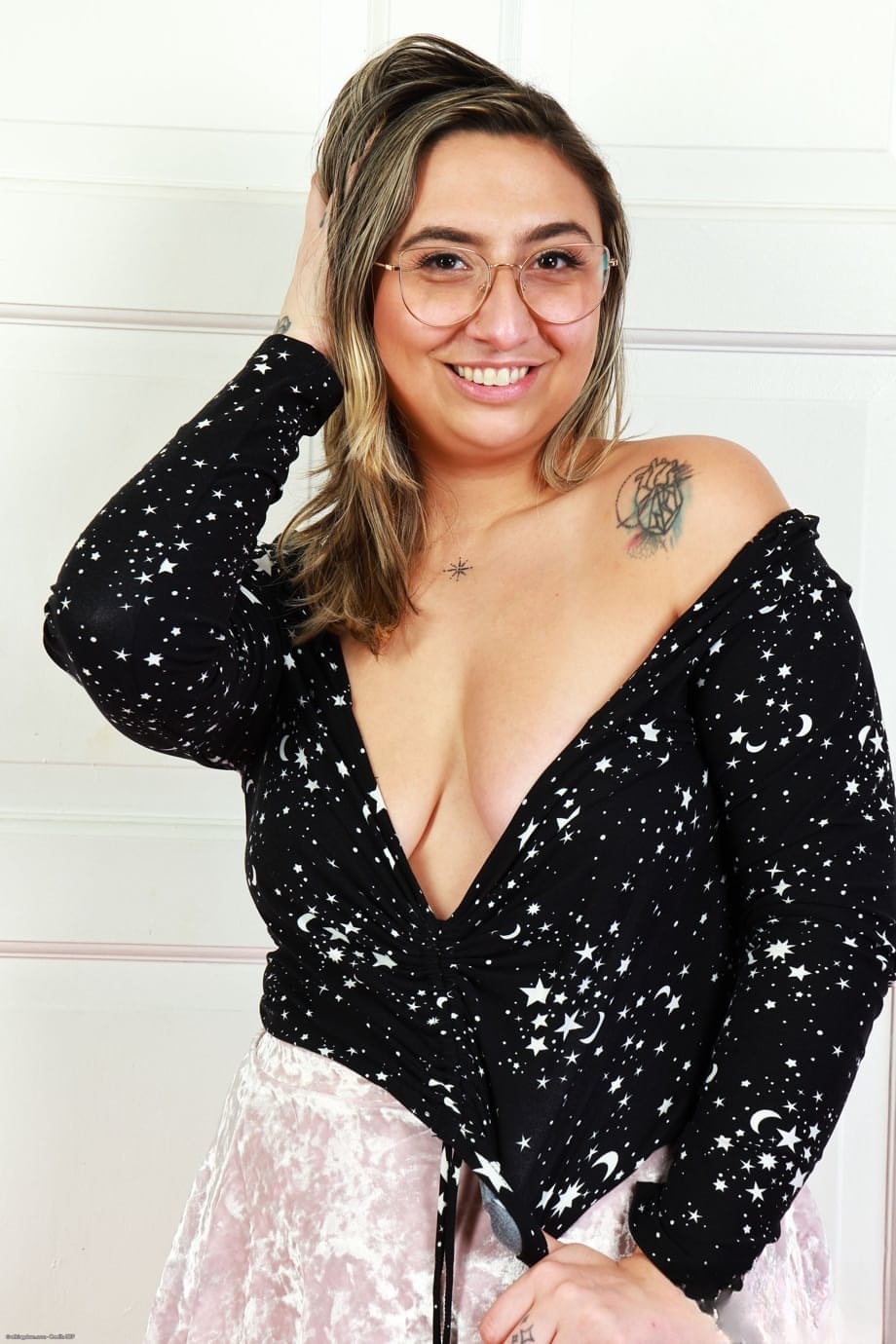 Nina Nova chubby glasses teen flaunts plump ass and bare snatch naked - 1