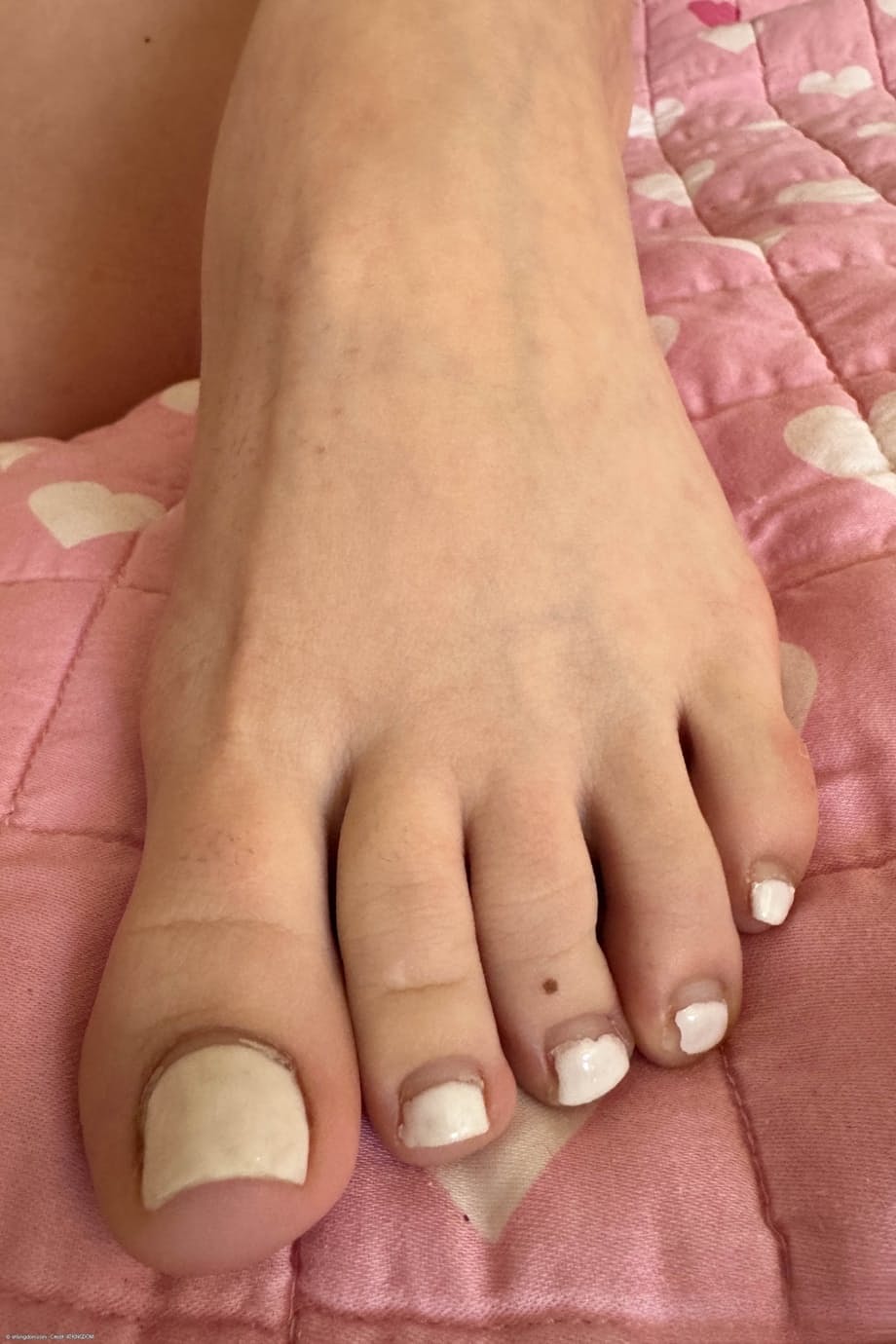 La pelirroja pálida Delilah Day exhibe su coño chorreante y sus dedos de los pies al aire libre para que los extraños la observen - 4