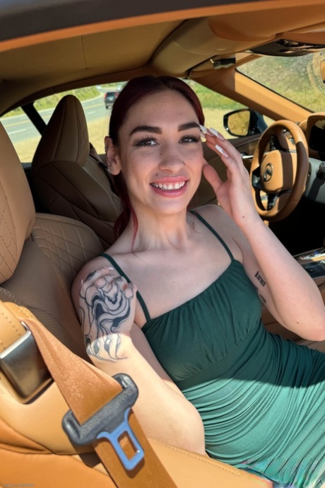 La pelirroja pálida Delilah Day exhibe su coño chorreante y sus dedos de los pies al aire libre para que los extraños la observen - 20