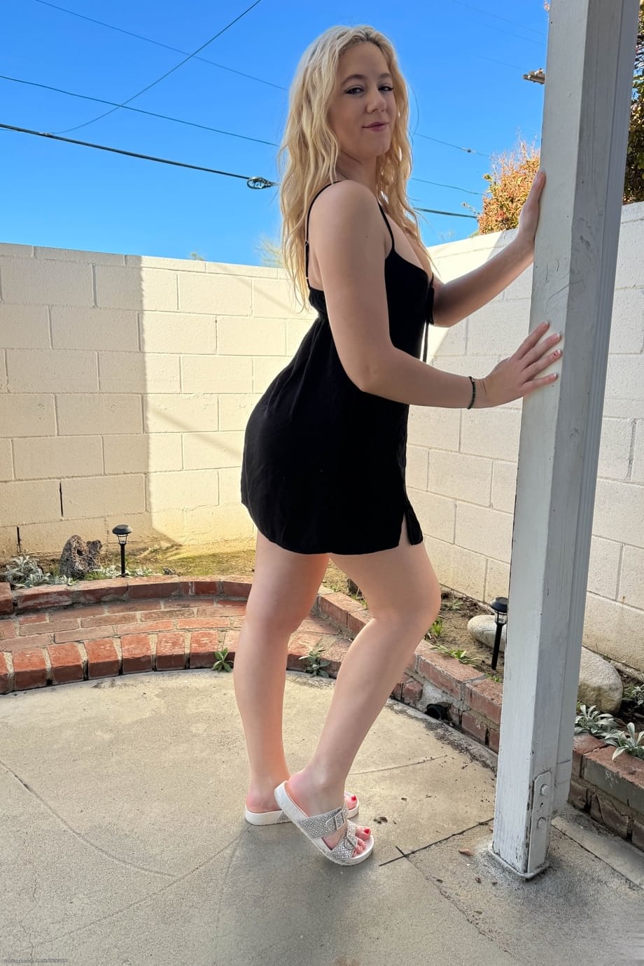Naked beauty River Lynn shows off her tight juicy ass in hot nude display - 1