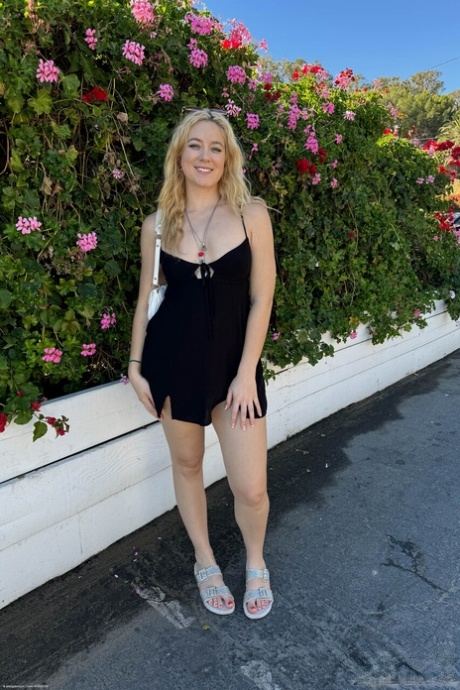 Naked beauty River Lynn shows off her tight juicy ass in hot nude display - 21