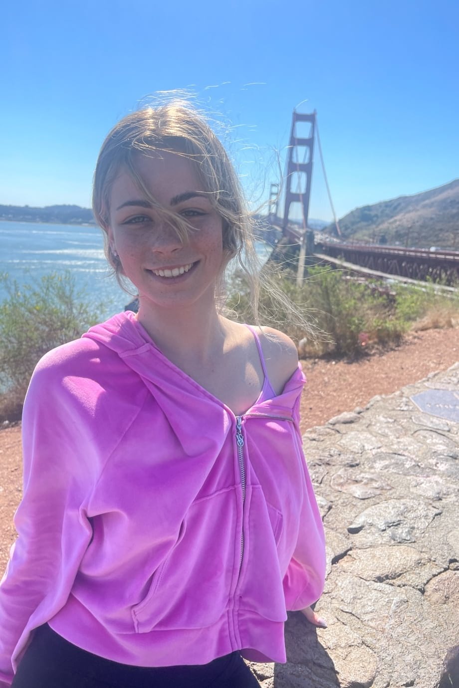 Renee Rose prend le soleil sur ses courbes lisses et sourit avant de se déshabiller de manière séduisante à l’extérieur - 1