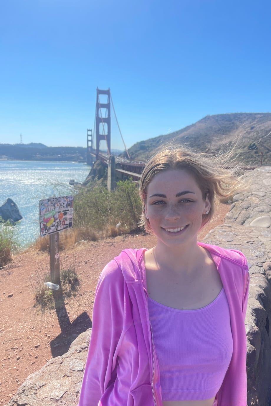 Renee Rose prend le soleil sur ses courbes lisses et sourit avant de se déshabiller de manière séduisante à l’extérieur - 2