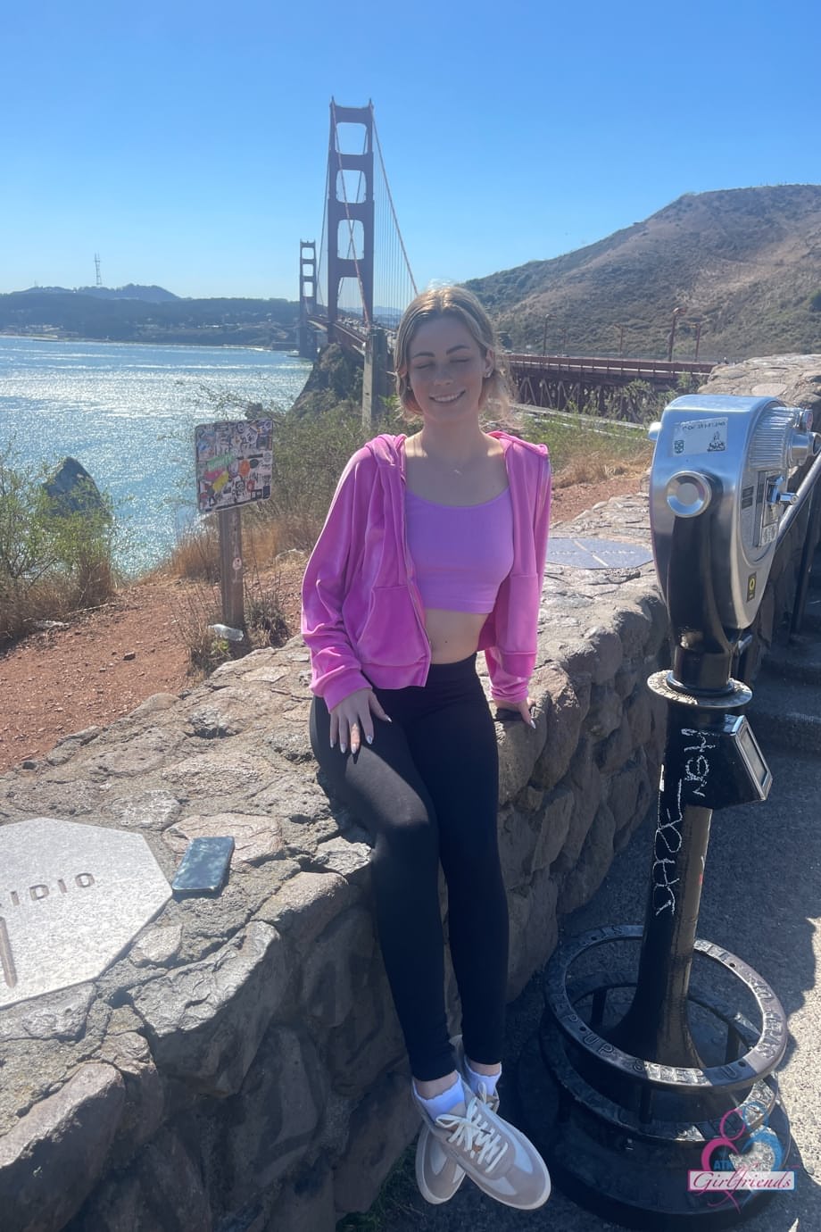 Renee Rose prend le soleil sur ses courbes lisses et sourit avant de se déshabiller de manière séduisante à l’extérieur - 3