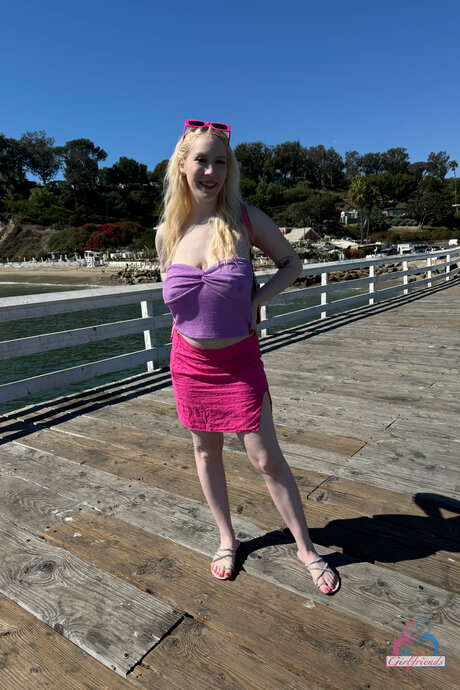 Gigi Sweets flashes bare booty after stripping pink panties in public - 13