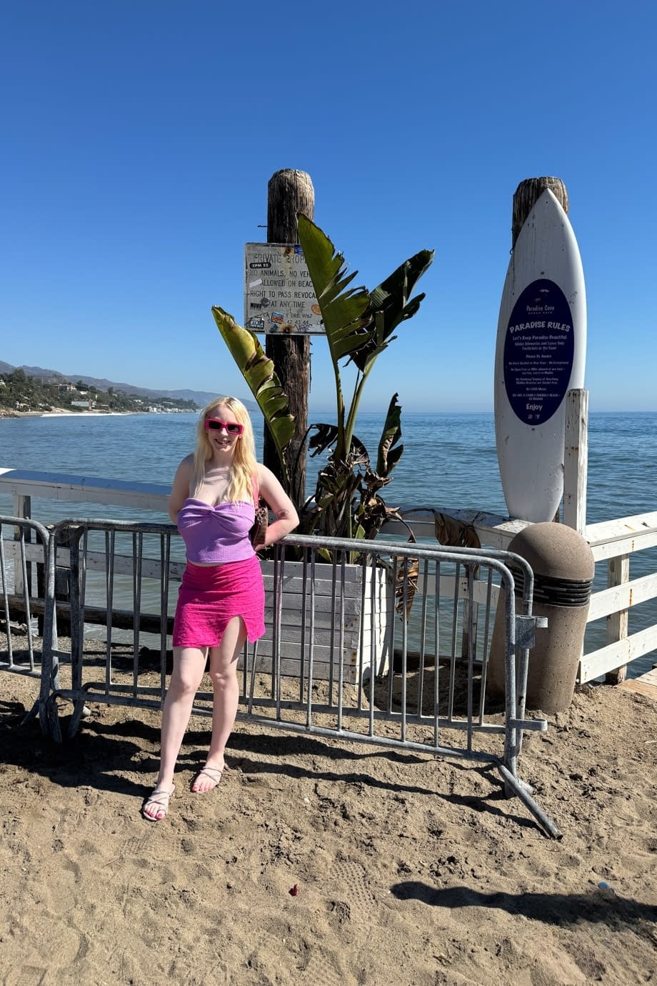 Gigi Sweets flashes bare booty after stripping pink panties in public - 15