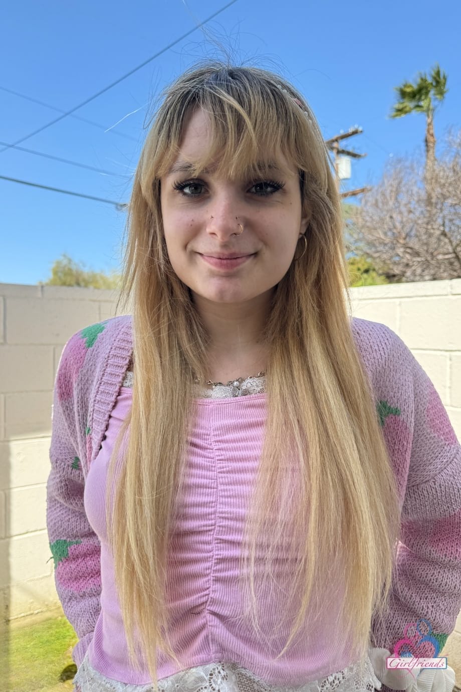 La irresistible rubia traviesa Evie Christian revela su húmedo coño rosado y su apretado culo en seductoras medias - 1