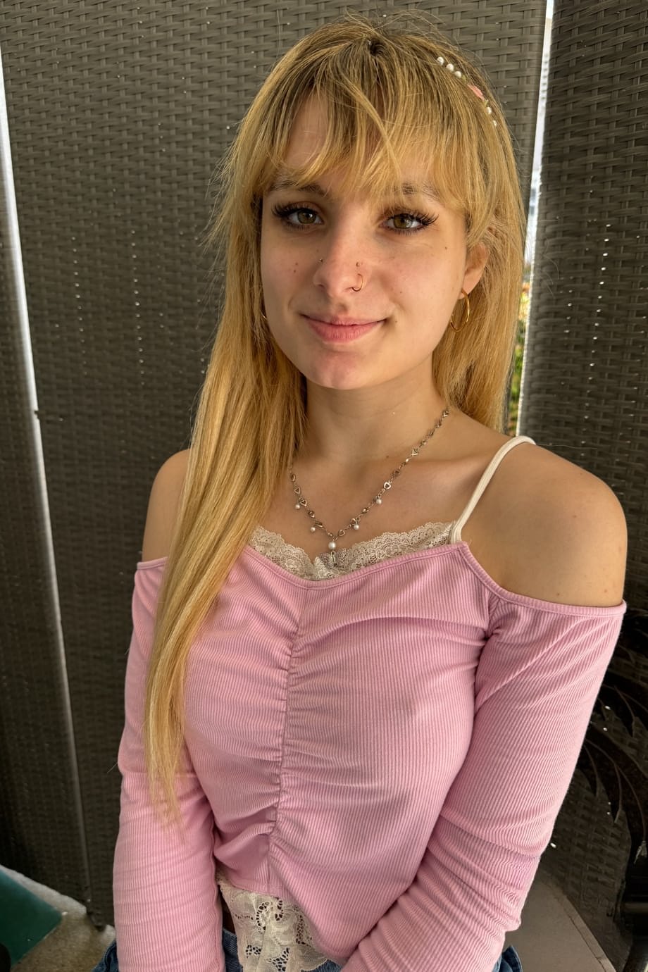 La irresistible rubia traviesa Evie Christian revela su húmedo coño rosado y su apretado culo en seductoras medias - 2