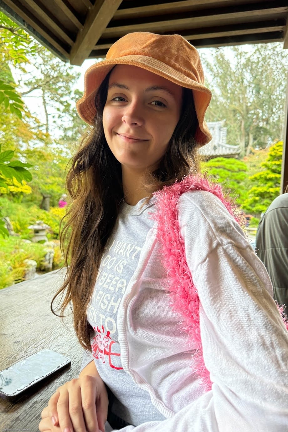 La magnifique débutante Serena Hill révèle son buisson doux et fluffy après ses aventures en extérieur - 1