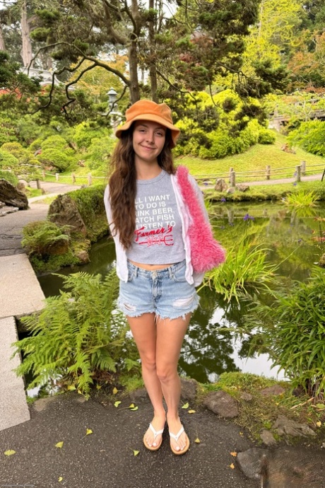 La magnifique débutante Serena Hill révèle son buisson doux et fluffy après ses aventures en extérieur - 2