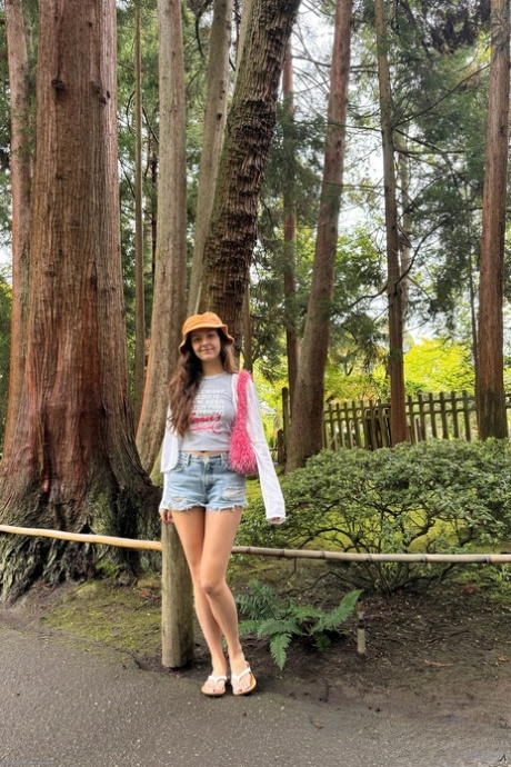 La magnifique débutante Serena Hill révèle son buisson doux et fluffy après ses aventures en extérieur - 4