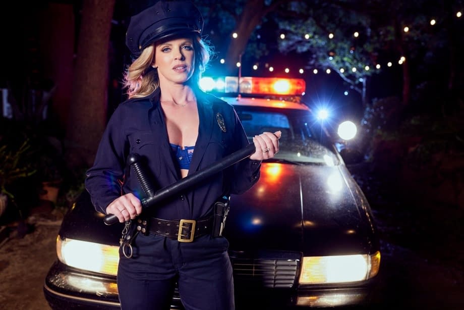 Dolce Vickie, poliziotta MILF, che si espone e allarga le gambe per un rapporto all'aperto - 9