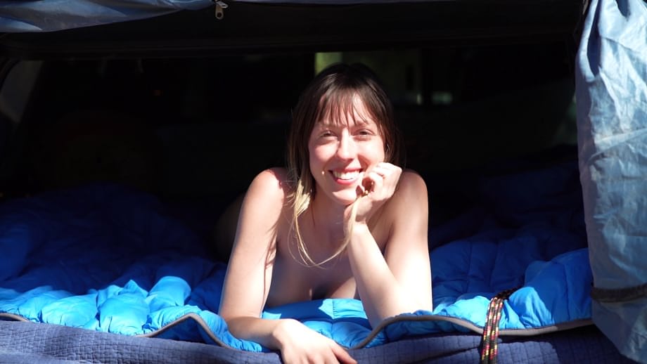 Bee A rivela all'aperto i suoi splendidi seni e il suo culo perfetto in modo sensuale - 4
