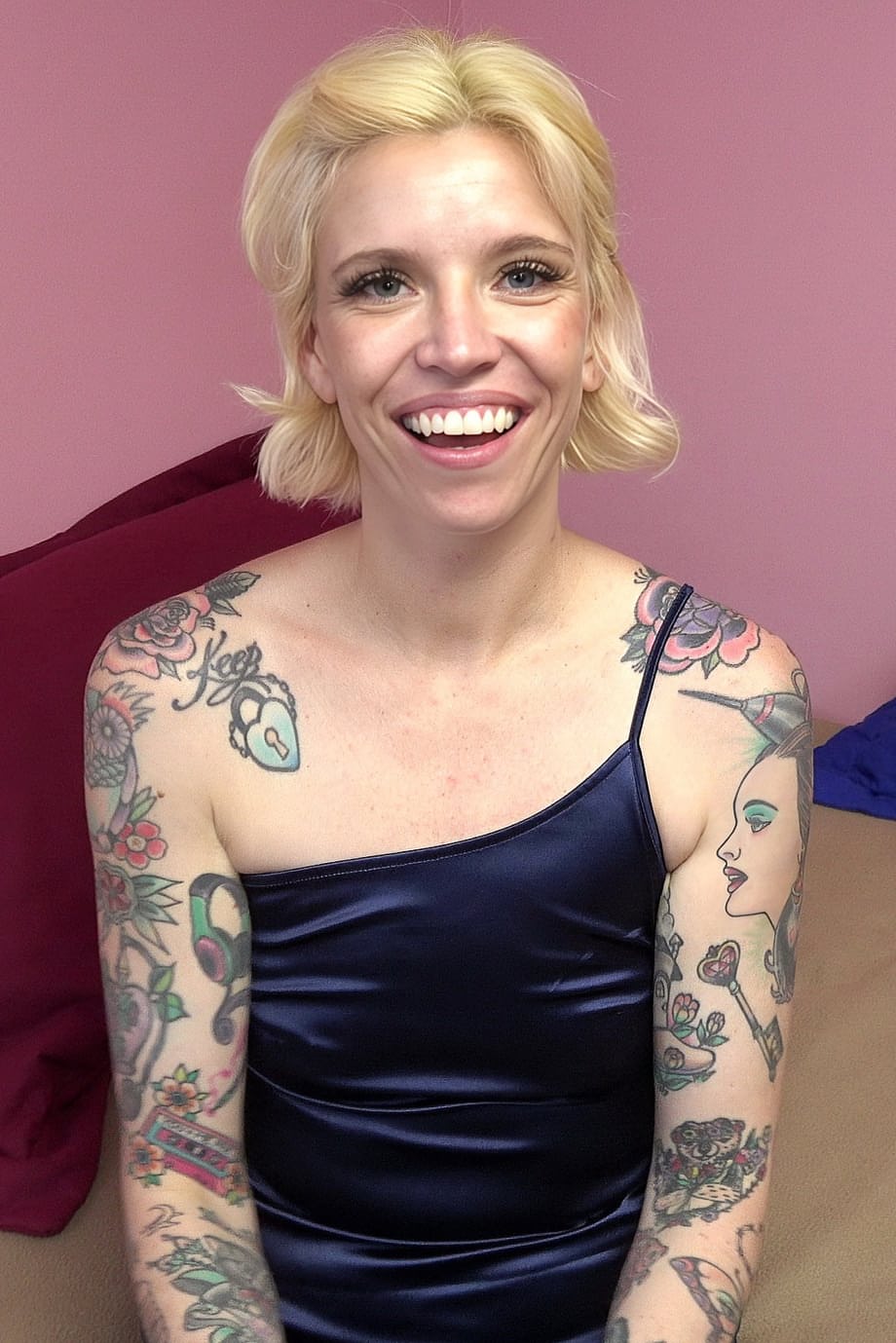 La sensual estrella tatuada Kitt Jones juega con sus bragas húmedas en pantimedia transparente y tacones - 1