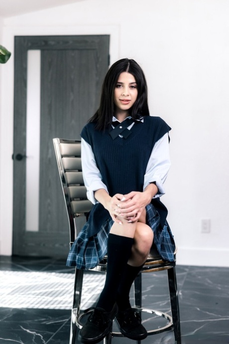 Shay Sights se une a la estudiante Kylie Rocket para compartir la polla grande de su novio - 9