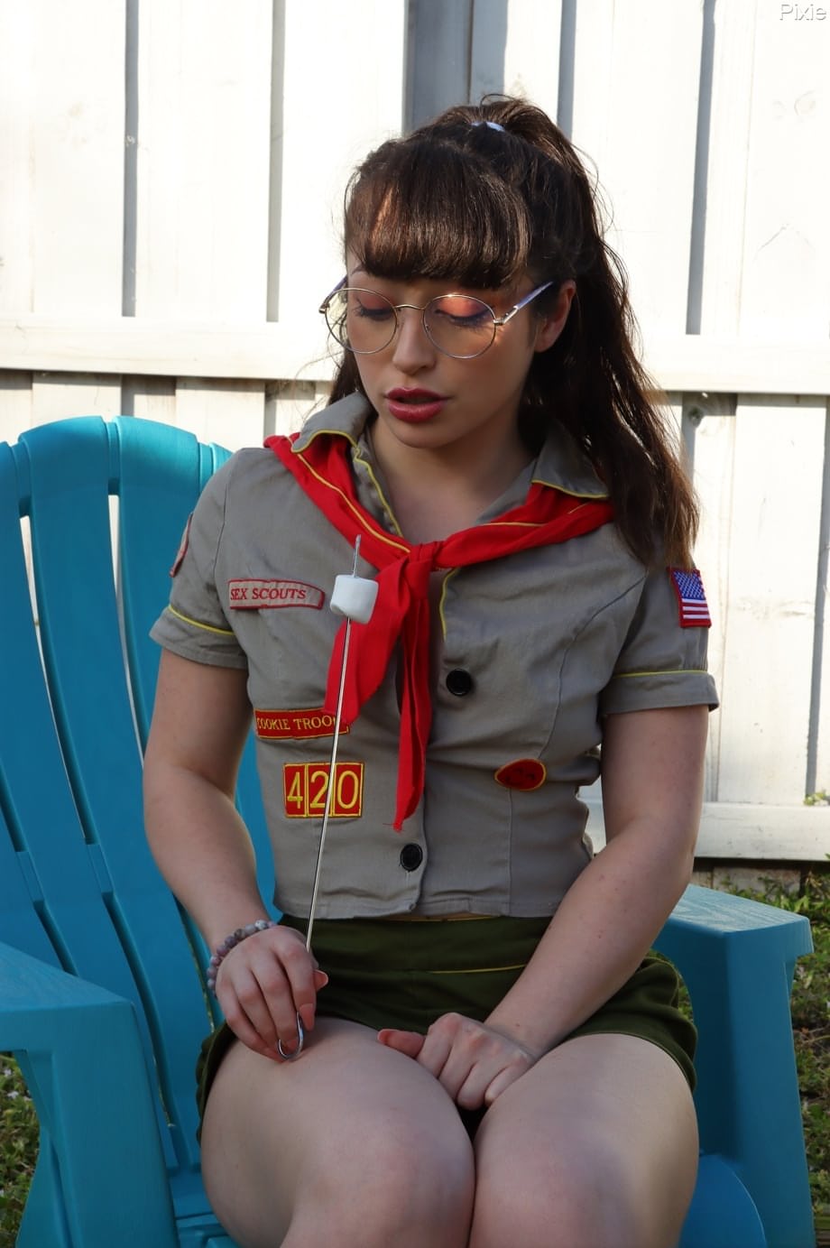 Pixie Smalls in uniforme naughty mostra il suo culo spesso e succulento e gli occhiali seducenti stuzzicano - 3