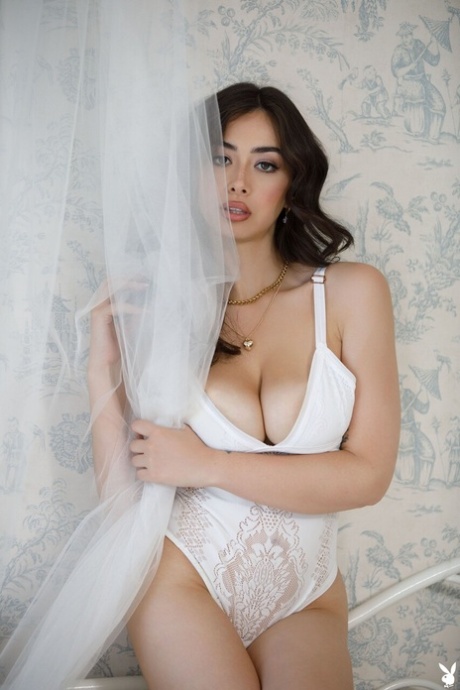 Chloe Surreal si sfila sensualmente il pizzo bianco, scoprendo i suoi enormi seni perfetti - 14