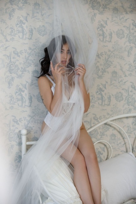 Chloe Surreal si sfila sensualmente il pizzo bianco, scoprendo i suoi enormi seni perfetti - 15