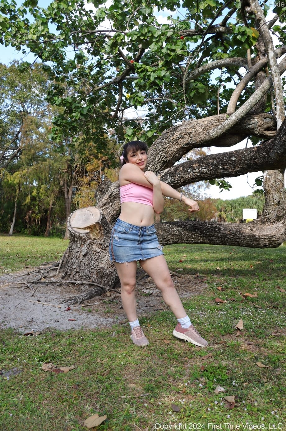 Pixie Smalls che provoca all'aperto mostrando il suo culo grosso con una minigonna minuscola - 6