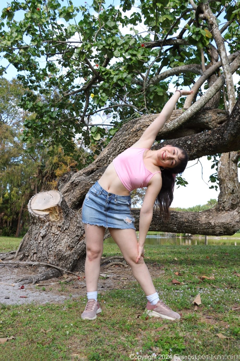 Pixie Smalls che provoca all'aperto mostrando il suo culo grosso con una minigonna minuscola - 10