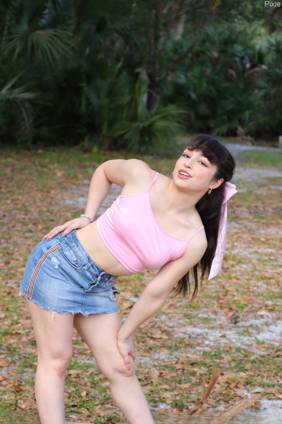 Pixie Smalls che provoca all'aperto mostrando il suo culo grosso con una minigonna minuscola - 14