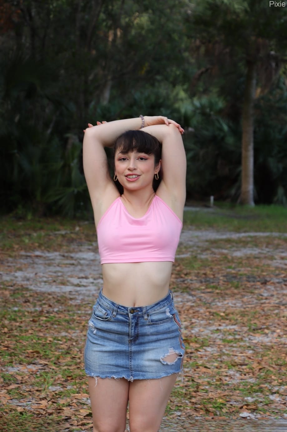 Pixie Smalls che provoca all'aperto mostrando il suo culo grosso con una minigonna minuscola - 16